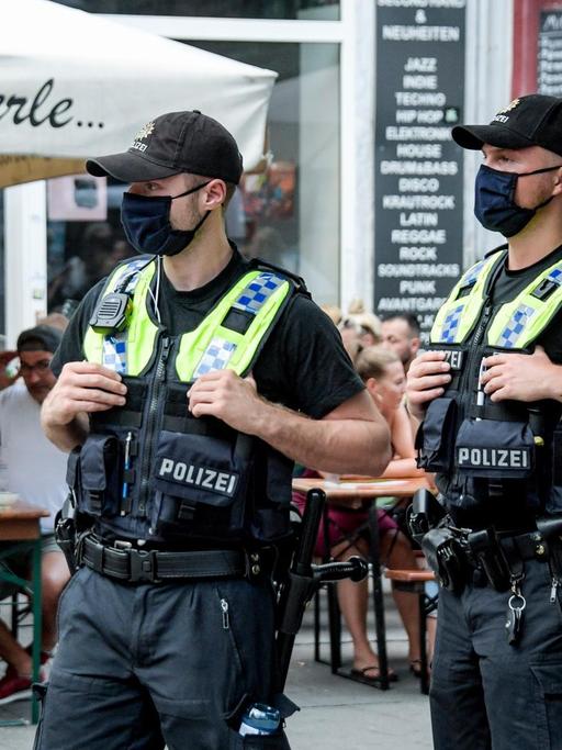 Polizisten kontrollieren im Hamburger Schanzenviertel die Einhaltung des Alkoholverbotes.