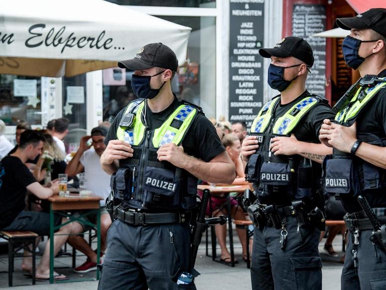 Polizisten kontrollieren im Hamburger Schanzenviertel die Einhaltung des Alkoholverbotes.