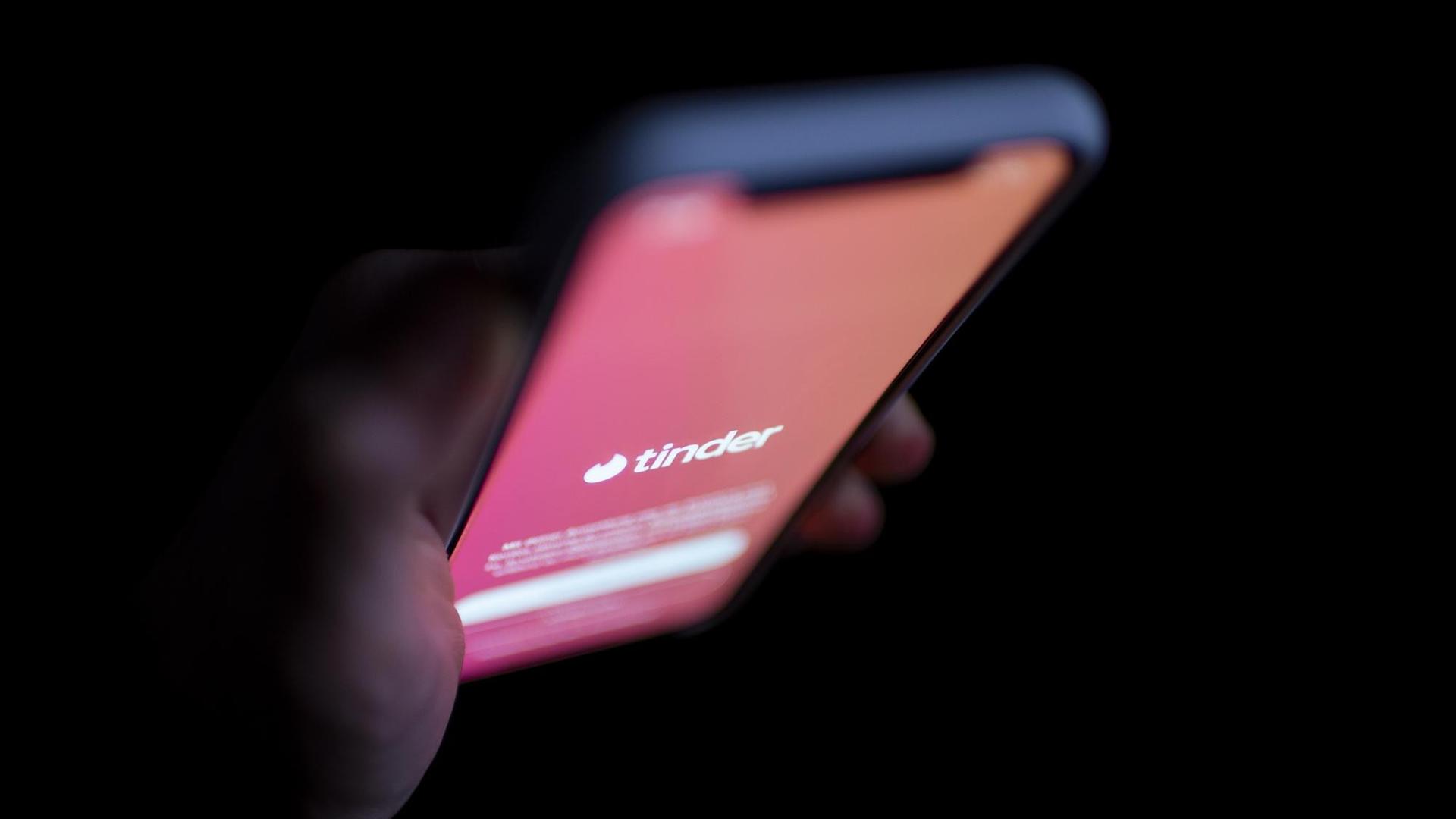 Die App von Tinder auf einem Smartphone. Die App von Tinder auf einem Smartphone.