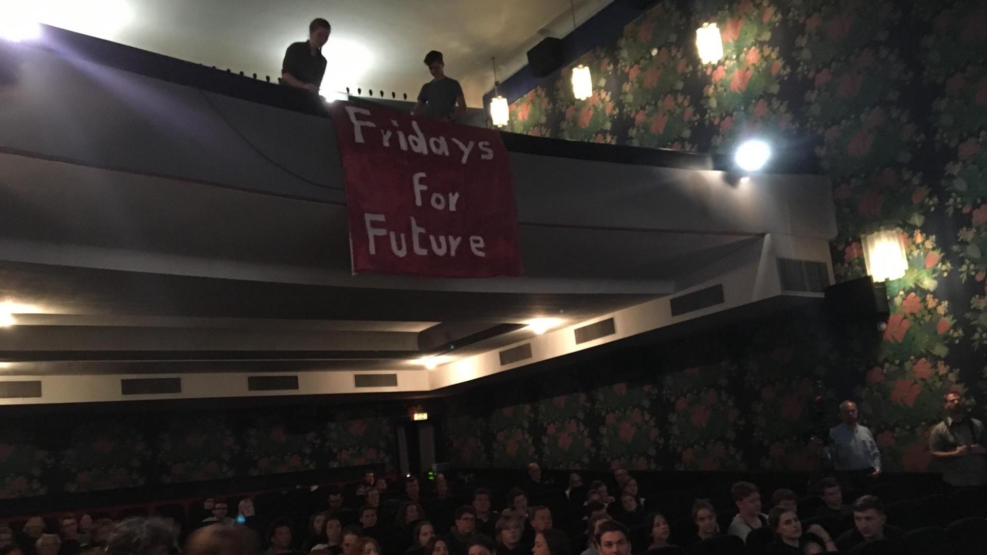 Die gefüllten Sitze in einem Kinosaal und ein Fridays-for-Future-Banner Die gefüllten Sitze in einem Kinosaal und ein Fridays-for-Future-Banner