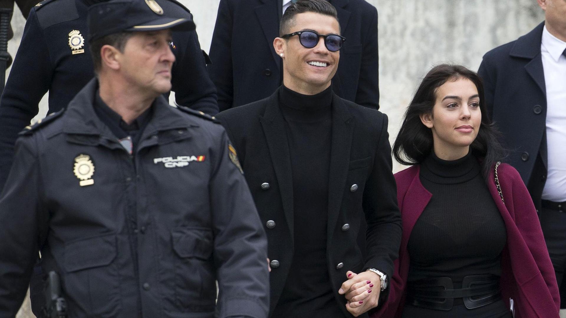 Cristiano Ronaldo mit Freundin Georgina Rodriguez vor dem Landgericht von Madrid anlässlich seines Steuerhinterziehungsverfahrens. Madrid, 22.01.2018 | Verwendung weltweit Cristiano Ronaldo mit Freundin Georgina Rodriguez vor dem Landgericht von Madrid anlässlich seines Steuerhinterziehungsverfahrens. Madrid, 22.01.2018 | Verwendung weltweit