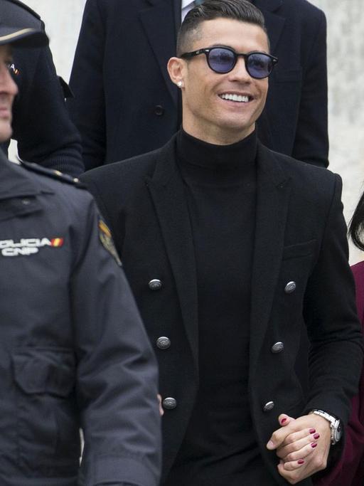 Cristiano Ronaldo mit Freundin Georgina Rodriguez vor dem Landgericht von Madrid anlässlich seines Steuerhinterziehungsverfahrens. Madrid, 22.01.2018 | Verwendung weltweit