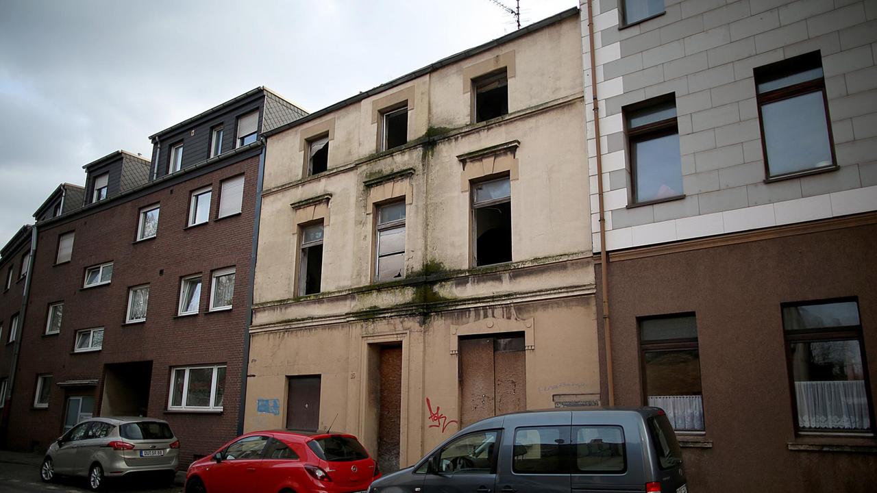 Eine Problemimmobilie im Stadtteil Marxloh: das Haus steht leer und verfällt. Eine Problemimmobilie im Stadtteil Marxloh: das Haus steht leer und verfällt.