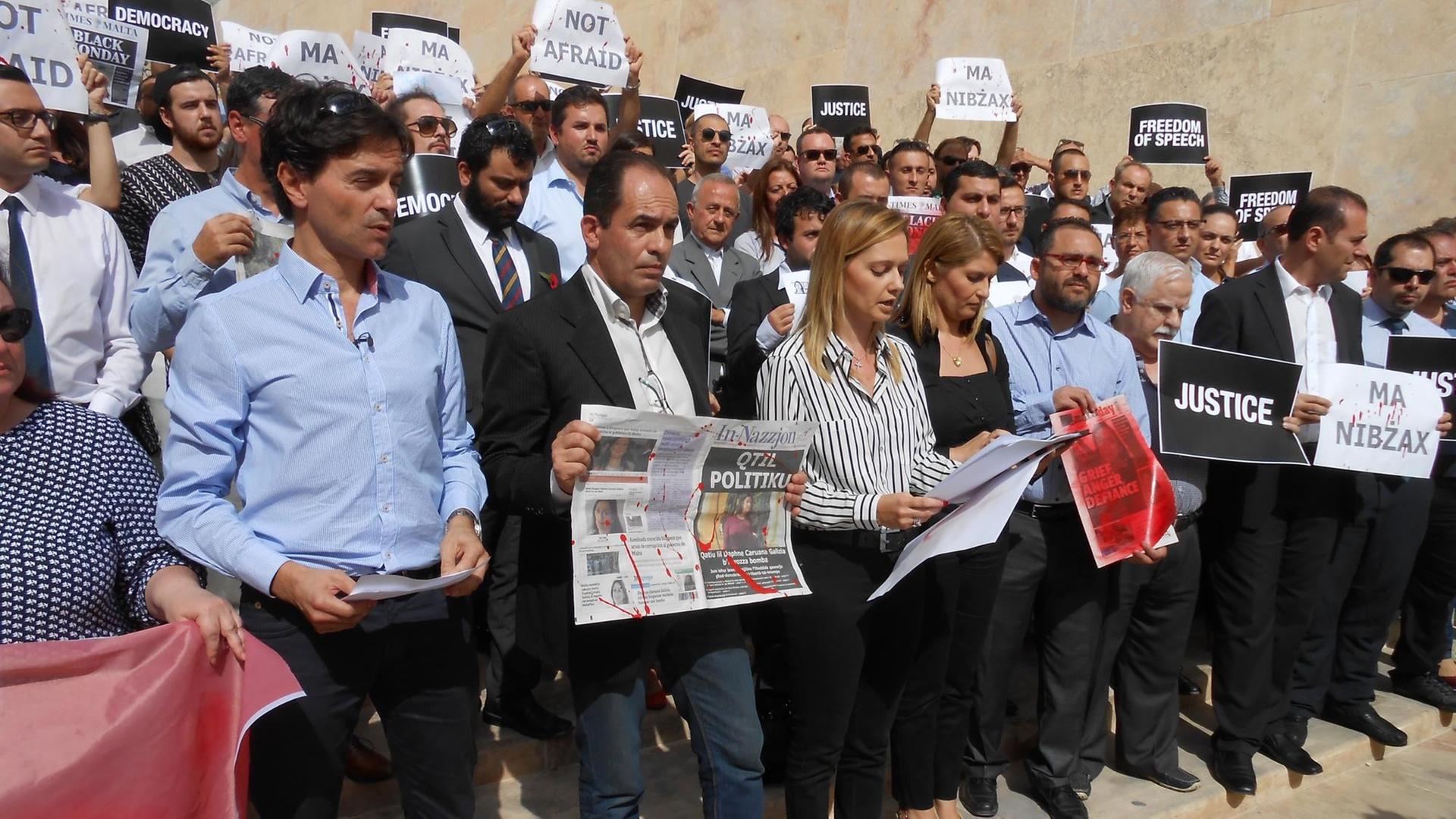 Journalisten auf Malta demonstrieren vor dem Parlament. Sie gedenken ihrer ermordeten Kollegin Daphne Caruana Galizia. Journalisten auf Malta demonstrieren vor dem Parlament. Sie gedenken ihrer ermordeten Kollegin Daphne Caruana Galizia.