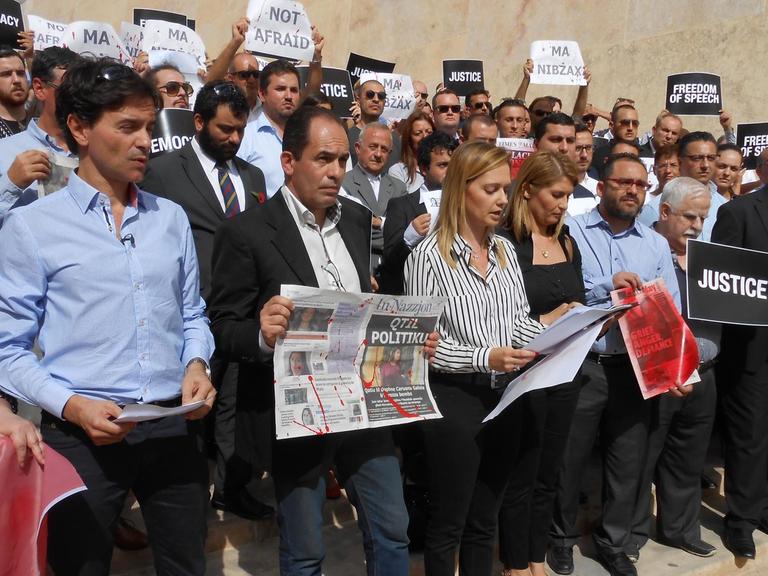 Journalisten auf Malta demonstrieren vor dem Parlament. Sie gedenken ihrer ermordeten Kollegin Daphne Caruana Galizia.