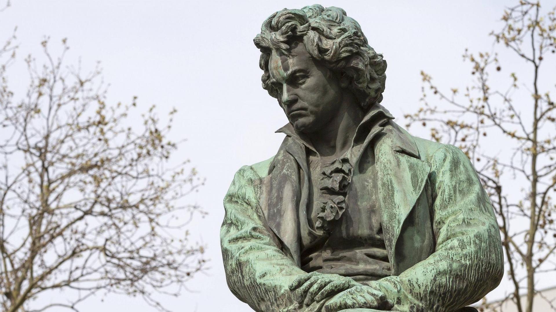 Eine Beethoven-Figur, die zwischen Bäumen steht. Eine Beethoven-Figur, die zwischen Bäumen steht.