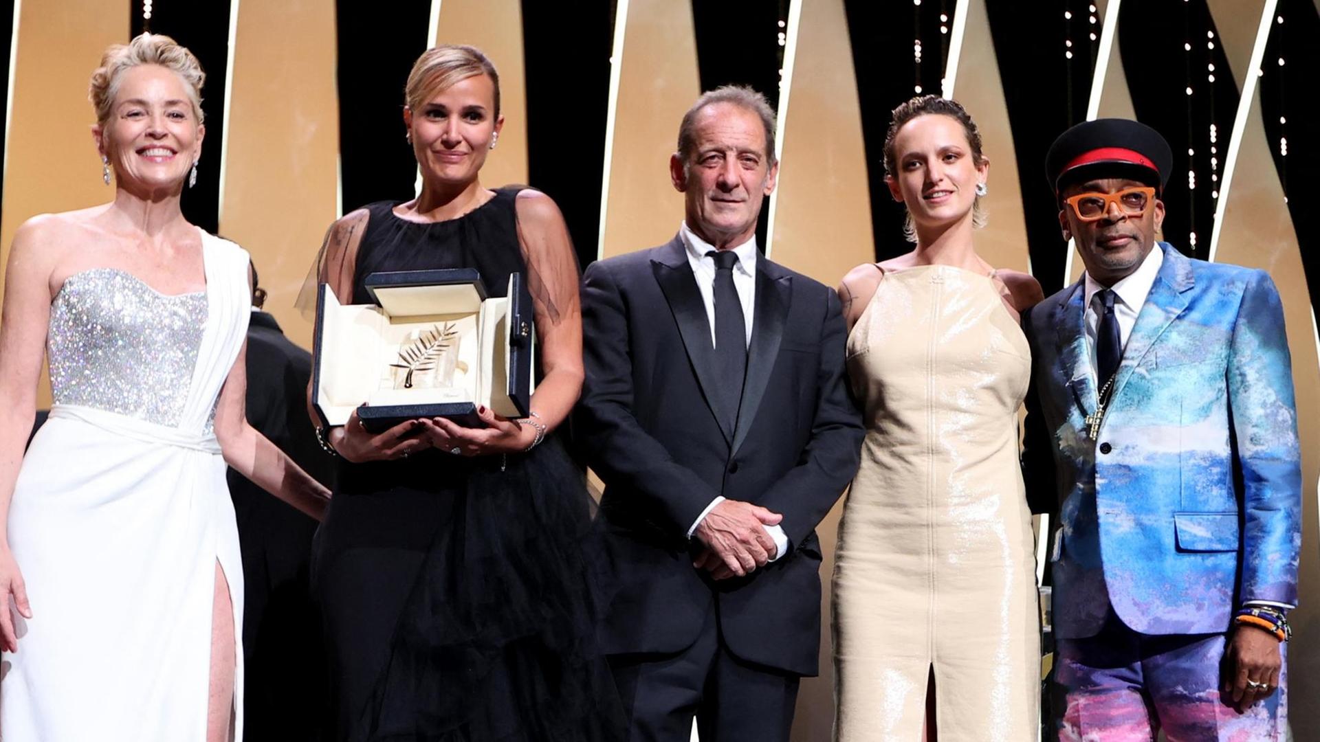 V.l.: Schauspielerin Sharon Stone, Regisseurin Julia Ducournau, Schauspieler Vincent Lindon, Schauspielerin Agathe Rousselle und Jurypräsident Spike Lee bei der Presiverleihung der Goldenen Palme in Cannes. V.l.: Schauspielerin Sharon Stone, Regisseurin Julia Ducournau, Schauspieler Vincent Lindon, Schauspielerin Agathe Rousselle und Jurypräsident Spike Lee bei der Presiverleihung der Goldenen Palme in Cannes.