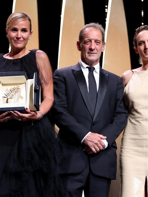 V.l.: Schauspielerin Sharon Stone, Regisseurin Julia Ducournau, Schauspieler Vincent Lindon, Schauspielerin Agathe Rousselle und Jurypräsident Spike Lee bei der Presiverleihung der Goldenen Palme in Cannes.
