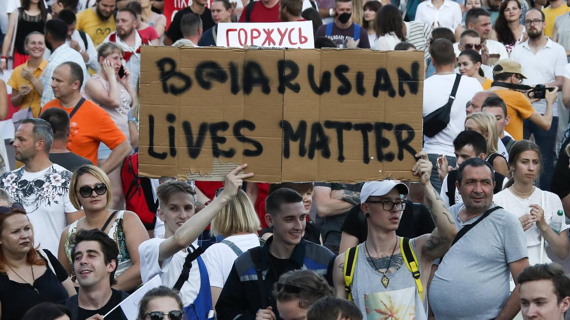 Oppositionelle Aktivisten nehmen am 17.8.2020 in Minsk an einer friedlichen Demonstration teil. Oppositionelle Aktivisten nehmen am 17.8.2020 in Minsk an einer friedlichen Demonstration teil.