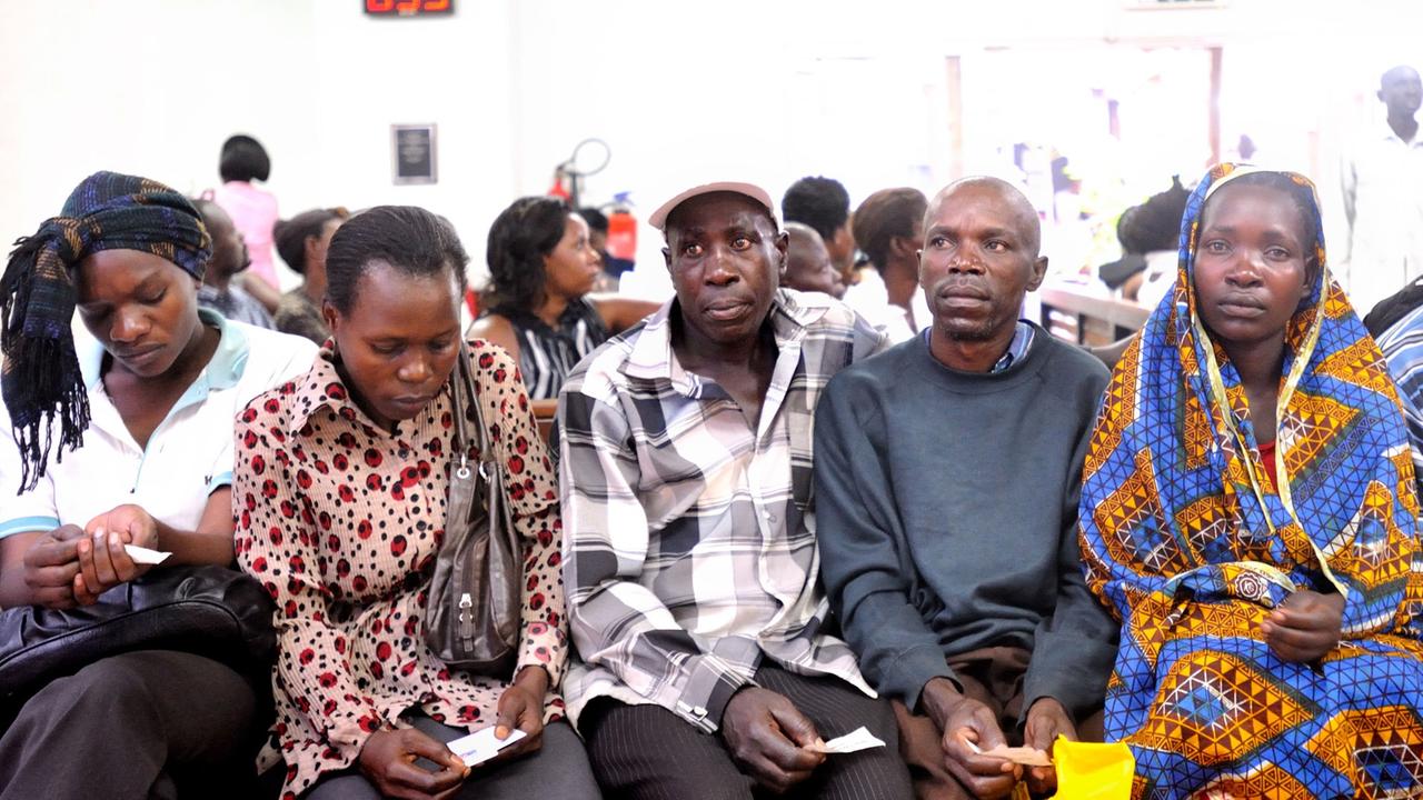 In der Klinik für Infektionskrankheiten im Mulago Krankenhaus in Kampala, Uganda, warten Patienten mit HIV-Erkrankung auf kostenlose Behandlung. In der Klinik für Infektionskrankheiten im Mulago Krankenhaus in Kampala, Uganda, warten Patienten mit HIV-Erkrankung auf kostenlose Behandlung.