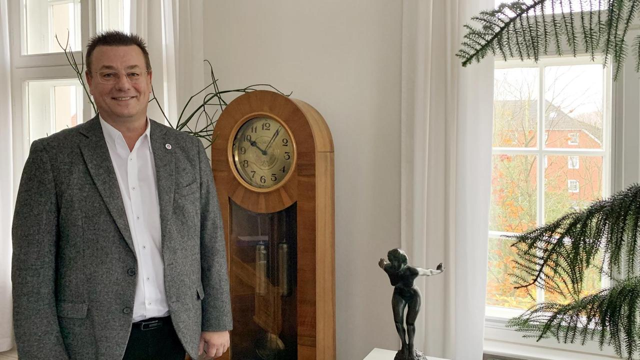 Porträt vom Sassnitzer Bürgermeister Frank Kracht neben einer Stannduhr in seinem Büro. Porträt vom Sassnitzer Bürgermeister Frank Kracht neben einer Stannduhr in seinem Büro.