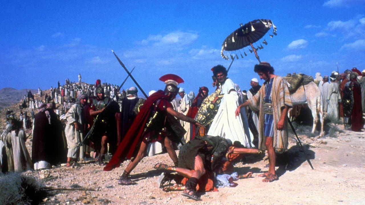 Filmstill aus "Das Leben des Brian" - ein Römer streckt einen Mann nieder Filmstill aus "Das Leben des Brian" - ein Römer streckt einen Mann nieder