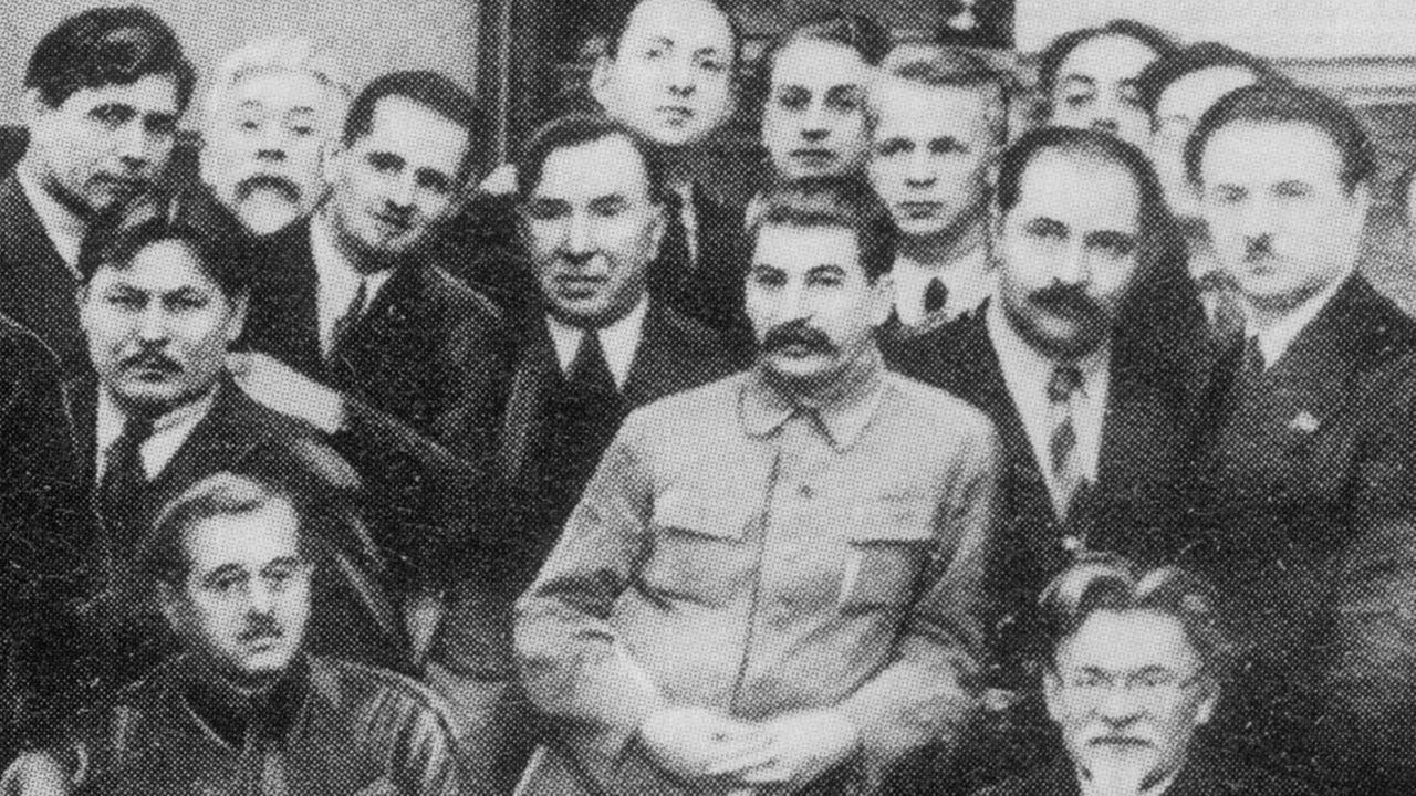 Boris Schumatsky (ganz rechts im Bild) auf einem Gruppenfoto mit Stalin