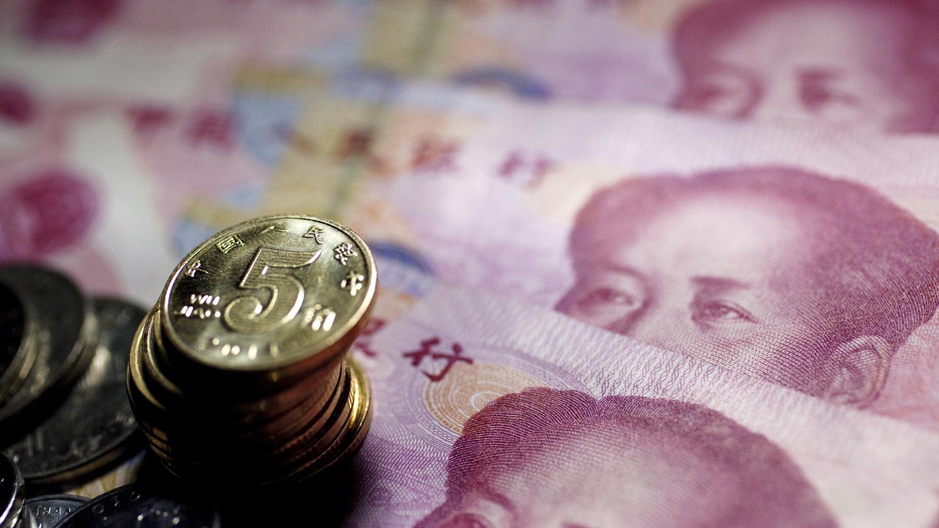 Ein Buchhalter blättert in Peking durch mehrere 100-Yuan-Scheine Ein Buchhalter blättert in Peking durch mehrere 100-Yuan-Scheine