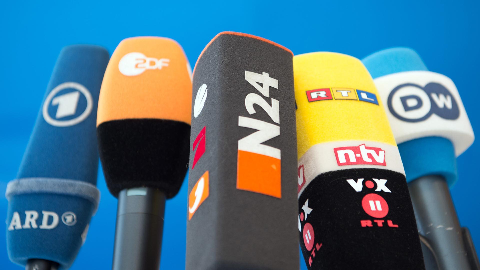 Die Mikrofone von ARD, ZDF, N24, RTL, n-tv, VOX und der Deutschen Welle: Das Foto wurde im Mai 2016 bei einer Pressekonferenz in Berlin aufgenommen.