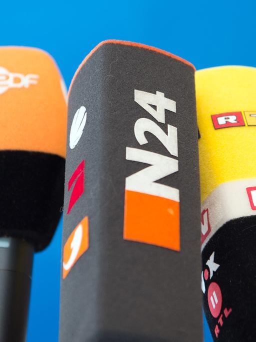 Die Mikrofone von ARD, ZDF, N24, RTL, n-tv, VOX und der Deutschen Welle: Das Foto wurde im Mai 2016 bei einer Pressekonferenz in Berlin aufgenommen.