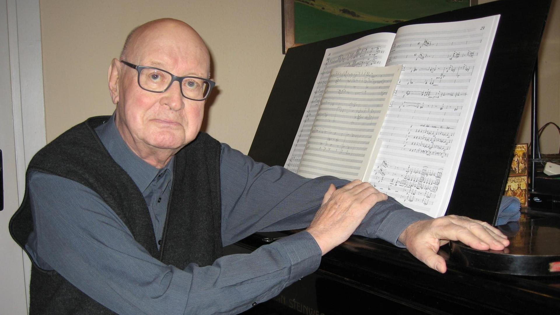 Der Komponist Karl Ottomar Treibmann sitzt an seinem Klavier Der Komponist Karl Ottomar Treibmann sitzt an seinem Klavier