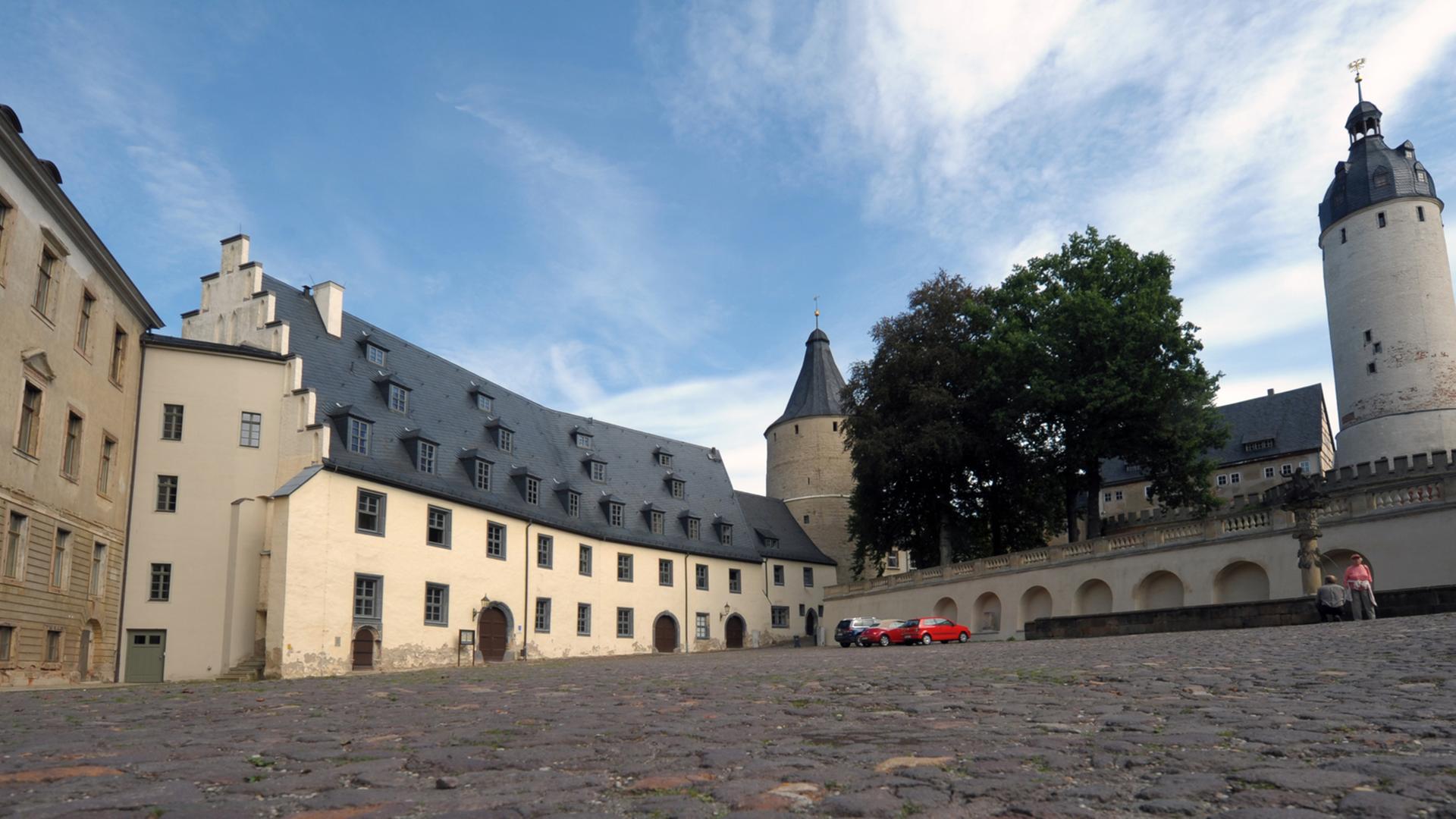 Der Hof des Altenburger Schlosses, links der Festsaalflügel, im Hintergrund der Mantelturm, rechts der Hausmannsturm. Der Hof des Altenburger Schlosses, links der Festsaalflügel, im Hintergrund der Mantelturm, rechts der Hausmannsturm.