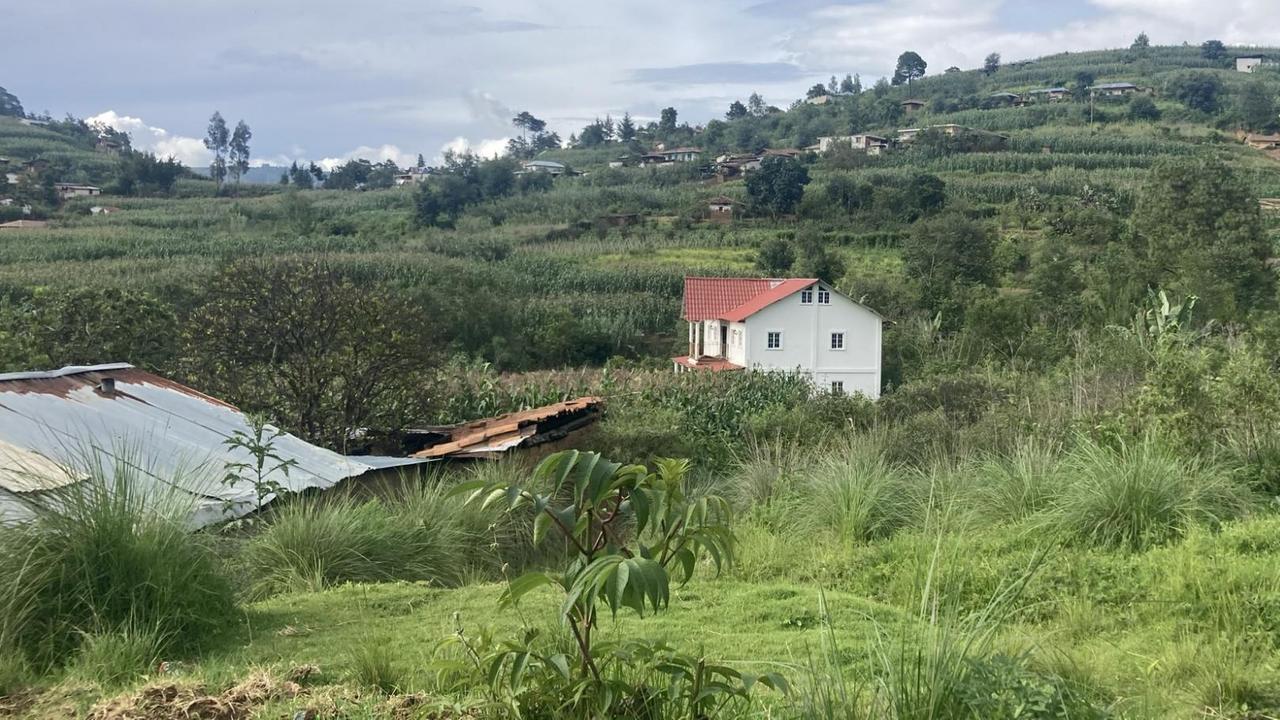 Blick auf weiß getünchtes Haus Blick auf weiß getünchtes Haus