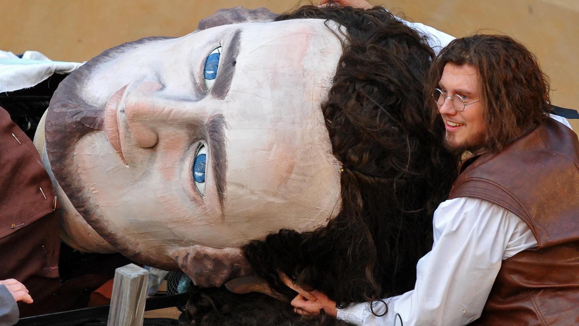 Das Ensemble des Deutsch-Sorbischen Volkstheaters Bautzen mit Stephan Siegfried in der Titelrolle probt am 26.06.2014 in Bautzen im Hof der Ortenburg das Stück "Gullivers Reisen". Im Rahmen des 19. Bautzener Theatersommers wird das Stück in der Adoption und Regie von Lutz Hillmann vom 03. Juli bis 10. August zu sehen sein. Das Ensemble des Deutsch-Sorbischen Volkstheaters Bautzen mit Stephan Siegfried in der Titelrolle probt am 26.06.2014 in Bautzen im Hof der Ortenburg das Stück "Gullivers Reisen". Im Rahmen des 19. Bautzener Theatersommers wird das Stück in der Adoption und Regie von Lutz Hillmann vom 03. Juli bis 10. August zu sehen sein.