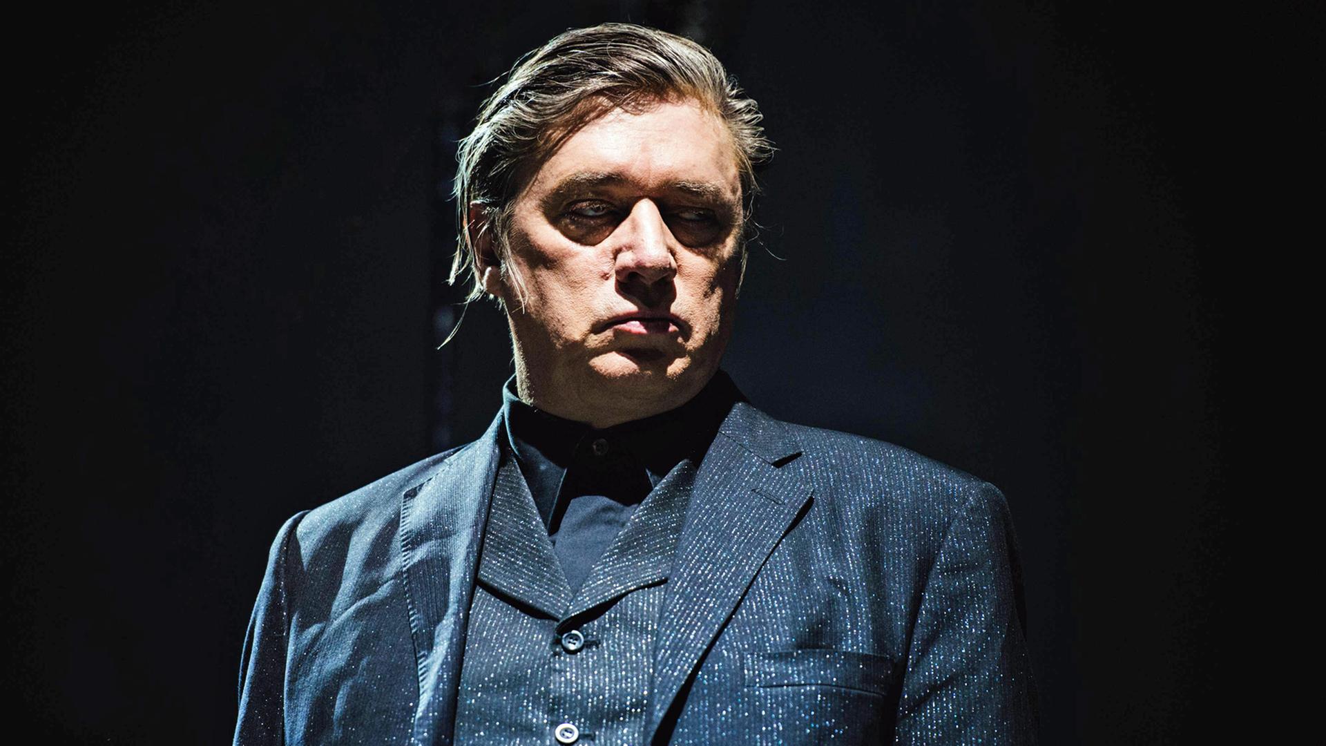 Blixa Bargeld bei einem Konzert der Einstürzenden Neubauten. Blixa Bargeld bei einem Konzert der Einstürzenden Neubauten.