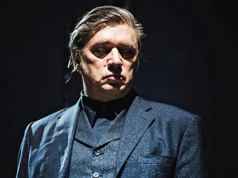 Blixa Bargeld bei einem Konzert der Einstürzenden Neubauten.