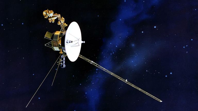 Die Raumsonde Voyager mit ihrer großen Parabolantenne und mehreren Auslegern für Instrumente und die Energieversorgung Die Raumsonde Voyager mit ihrer großen Parabolantenne und mehreren Auslegern für Instrumente und die Energieversorgung