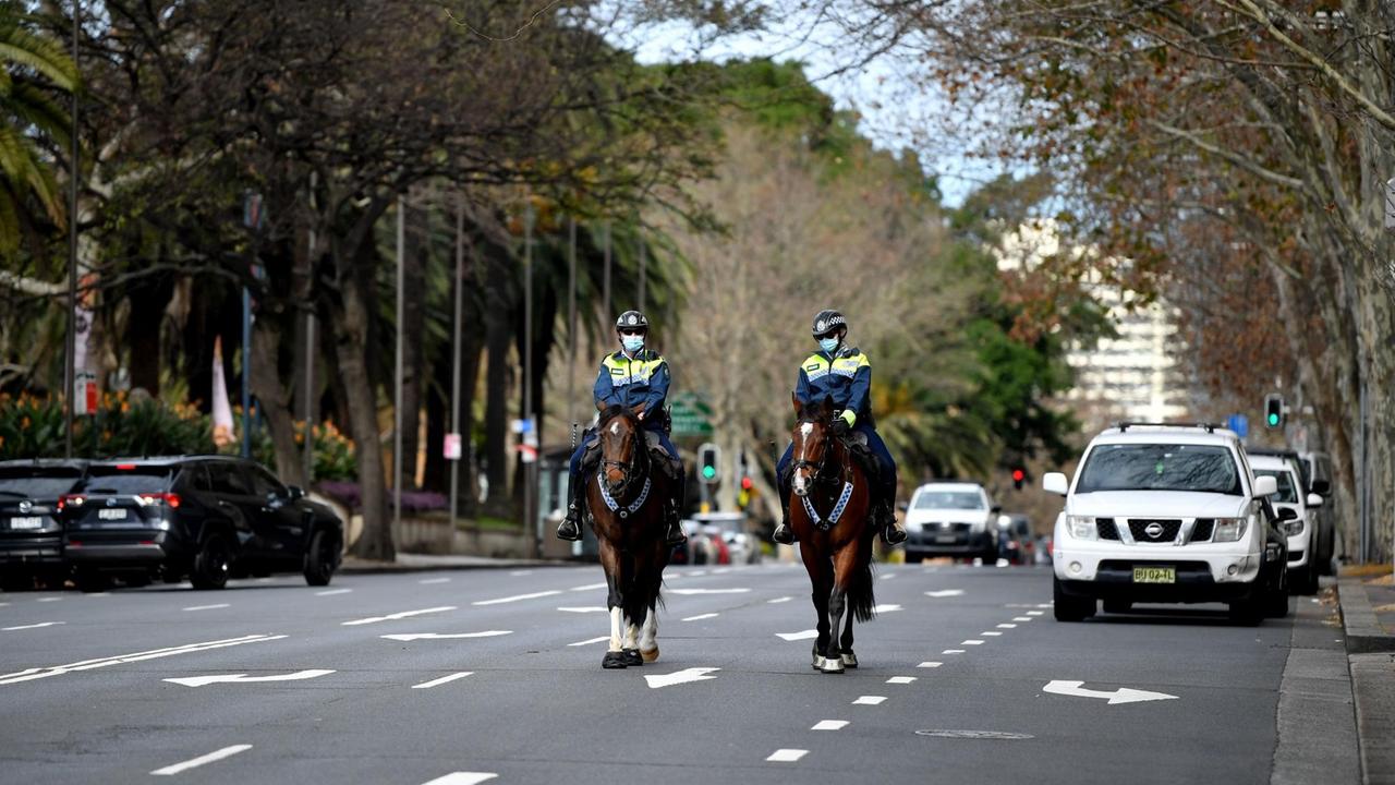 Zwei berittene Polizisten auf einer Straße in Sydney. Zwei berittene Polizisten auf einer Straße in Sydney.