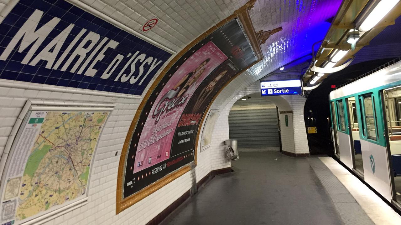 Eine U-Bahn steht mit offenen Türen in der Pariser Metro-Station Mairie d`'Issy Eine U-Bahn steht mit offenen Türen in der Pariser Metro-Station Mairie d`'Issy