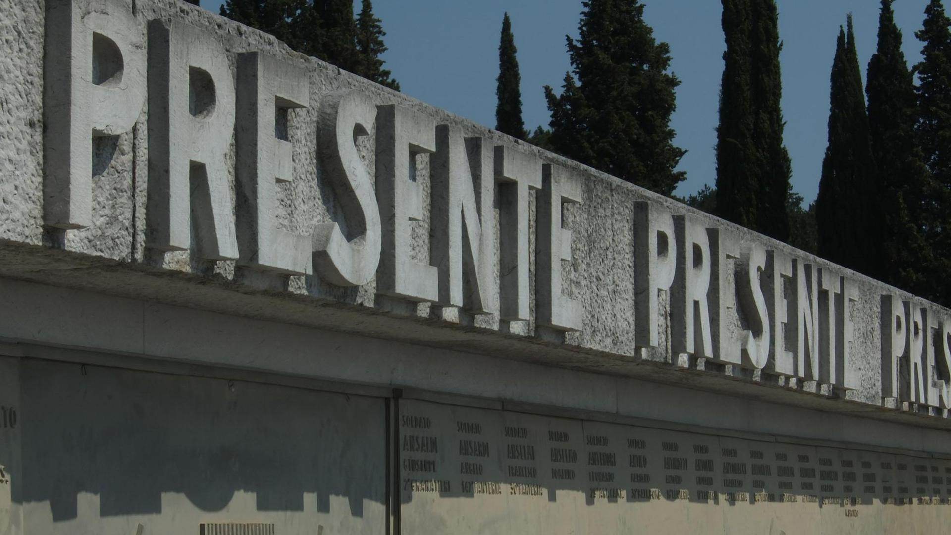 Presente - Angetreten! steht über den Namenstafeln der Gefallenen. Ein letzter makabrer Appell der Toten des Ersten Weltkriegs an der Isonzo-Front. Propagandistisch in Dienst genommen von Benito Mussolini, der entlang der großen Kriegsschauplätze von 1915 bis 1917 eine Kette pathetischer Gedenkstätten errichten ließ. Presente - Angetreten! steht über den Namenstafeln der Gefallenen. Ein letzter makabrer Appell der Toten des Ersten Weltkriegs an der Isonzo-Front. Propagandistisch in Dienst genommen von Benito Mussolini, der entlang der großen Kriegsschauplätze von 1915 bis 1917 eine Kette pathetischer Gedenkstätten errichten ließ.
