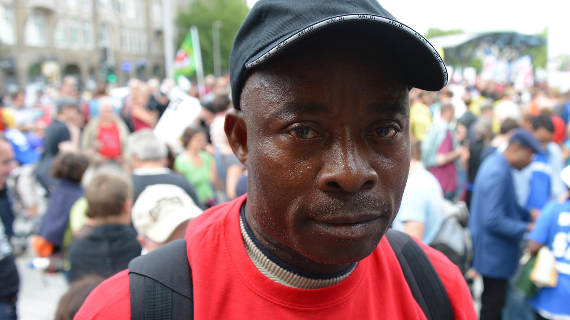Asuquo Udo bei einer Demonstration im August 2013: Er ist Sprecher der Lampedusa-Flüchtlinge. Asuquo Udo bei einer Demonstration im August 2013: Er ist Sprecher der Lampedusa-Flüchtlinge.