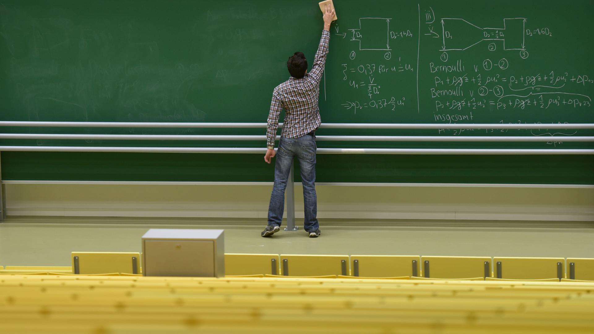 Leerer Hörsaal und ein Professor an der Tafel Leerer Hörsaal und ein Professor an der Tafel