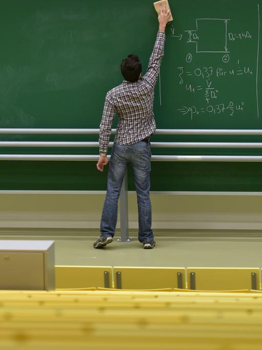 Leerer Hörsaal und ein Professor an der Tafel