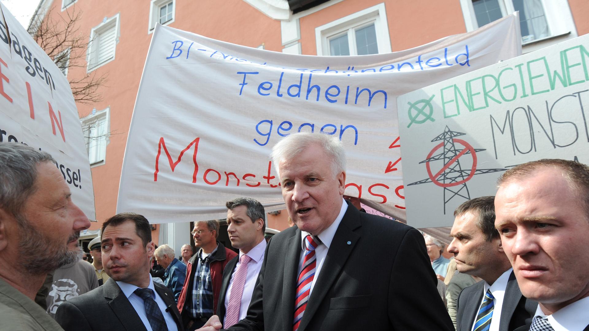 Horst Seehofer im Kreis von Trassen-Gegnern in Bergen bei Neuburg an der Donau (Bayern) Horst Seehofer im Kreis von Trassen-Gegnern in Bergen bei Neuburg an der Donau (Bayern)