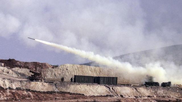 Das Foto zeigt eine Rakete mit rauchendem Schweif, die gerade von einem Raketenwerfer abgeschossen wurde.