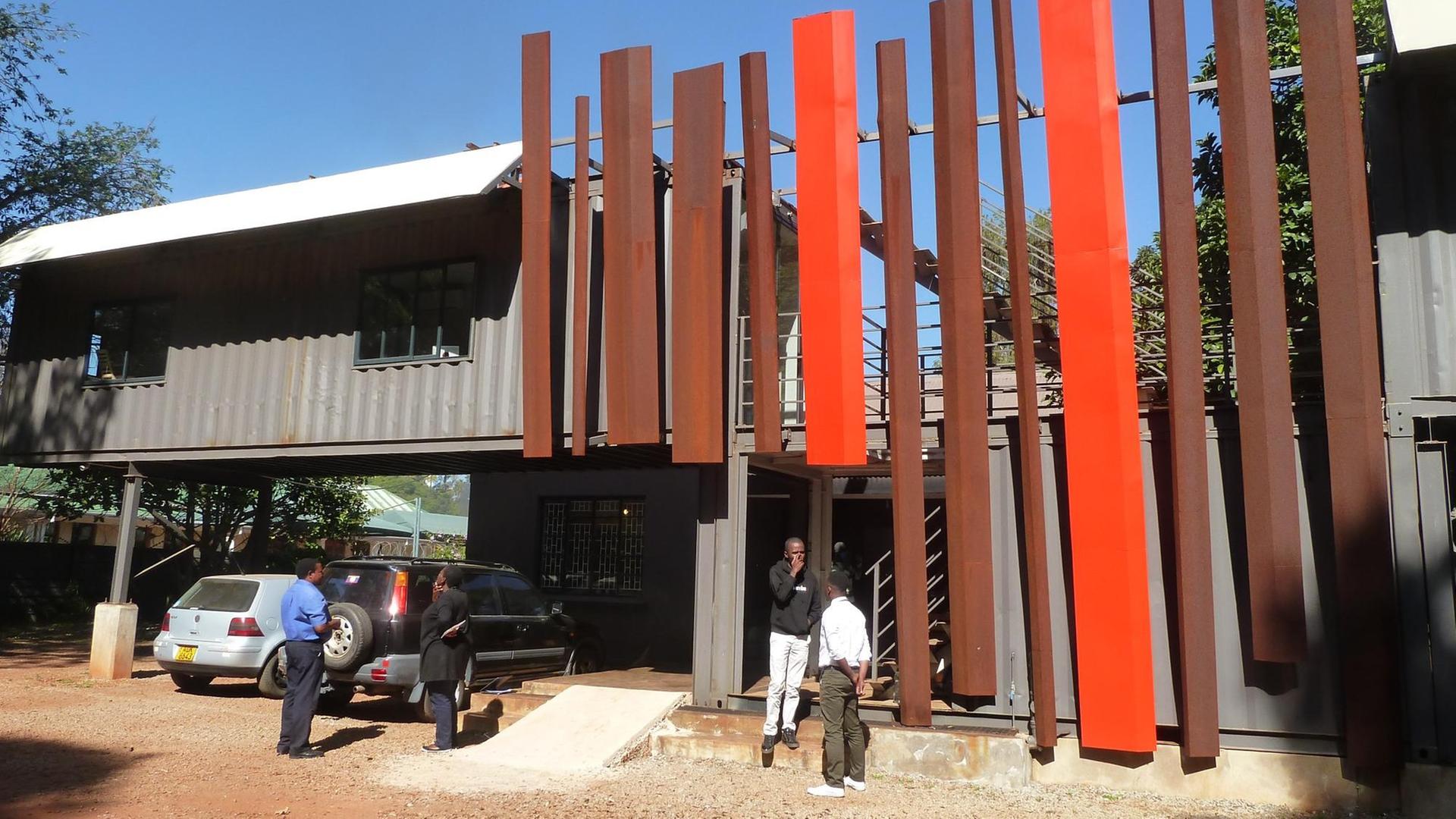 Menschen stehen vor dem Kreativzentrum "Moto Republik" in der Hauptstadt Harare - hier vor dem Corona-Lockdown Menschen stehen vor dem Kreativzentrum "Moto Republik" in der Hauptstadt Harare - hier vor dem Corona-Lockdown