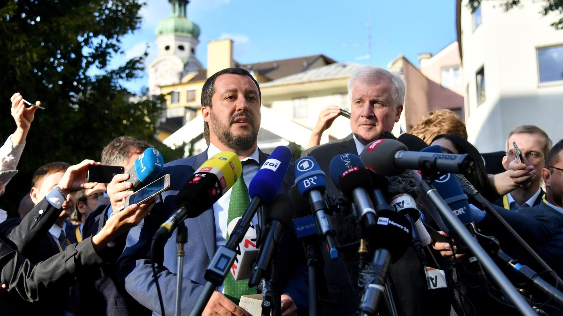 Die beiden Innenminister in Innsbruck: Matteo Salvini (l) und Horst Seehofer treten vor die Mikrofone der Presse Die beiden Innenminister in Innsbruck: Matteo Salvini (l) und Horst Seehofer treten vor die Mikrofone der Presse