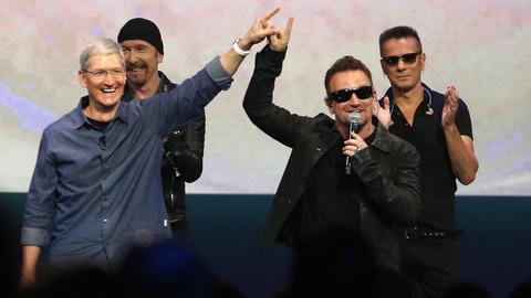 Hand in Hand: Apple-Chef Tim Cook und U2-Sänger Bono