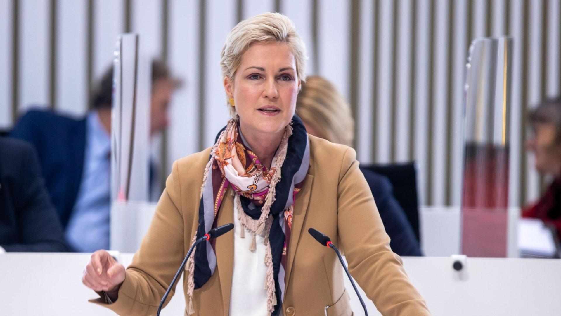 Manuela Schwesig (SPD), Ministerpräsidentin von Mecklenburg-Vorpommern, spricht im Landtag zum Nachtragshaushalt der Landesregierung 2020/2021 zur Bewältigung der Folgen der Corona-Krise.