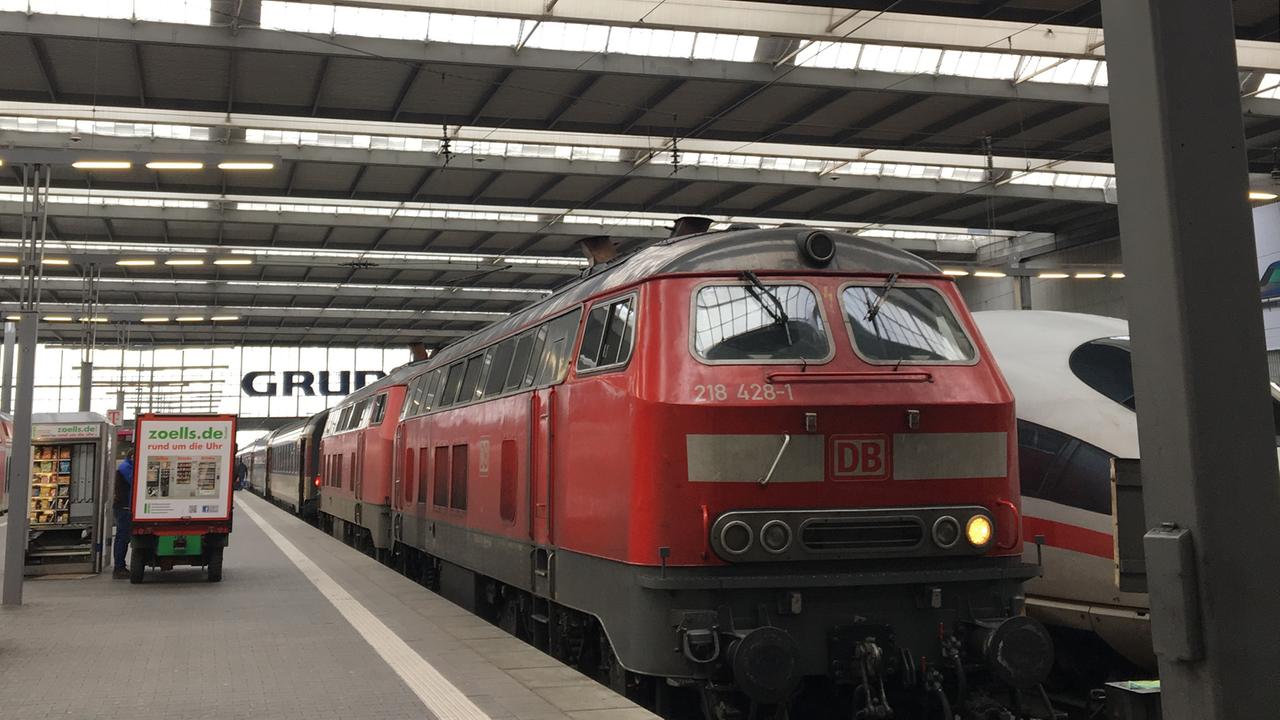 Der Eurocity 194 München-Zürich steht mit einer Diesellok kurz vor der Abfahrt im Münchner Hauptbahnhof.
