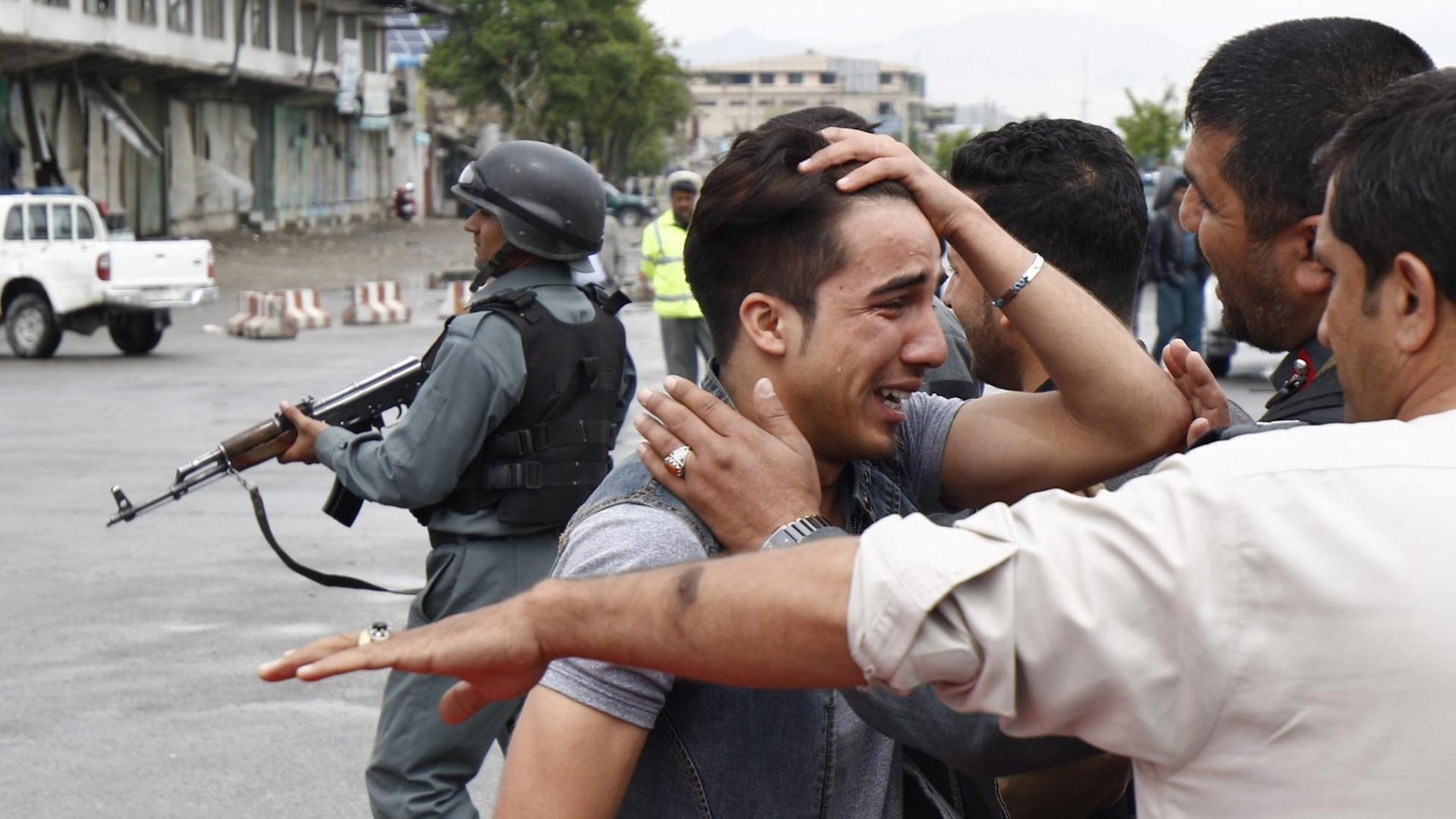 Ein Verwandter eines Opfers vom Anschlag in Kabul weint um seinen Angehörigen. Ein Verwandter eines Opfers vom Anschlag in Kabul weint um seinen Angehörigen.