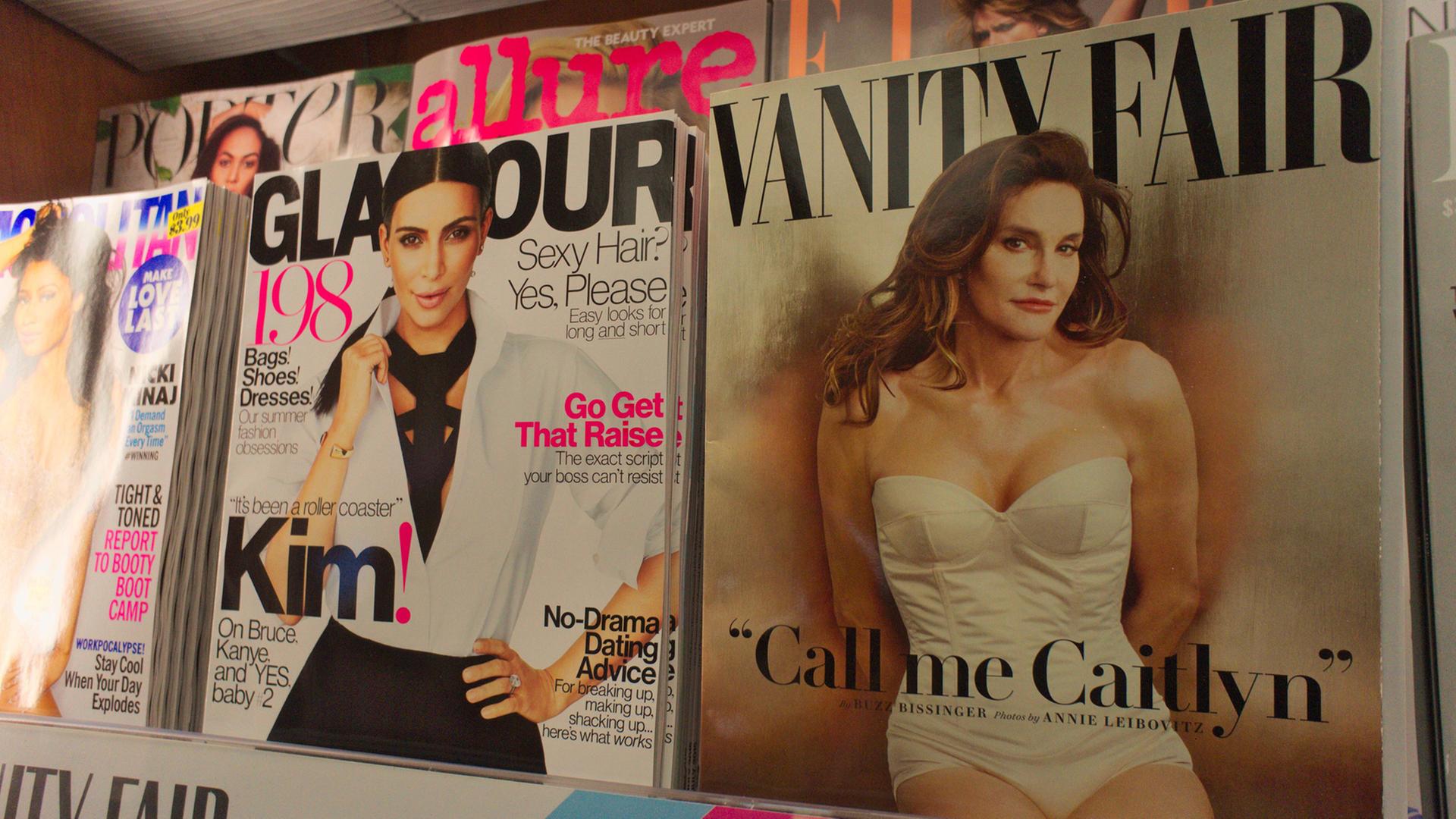 In einem Zeitschriftenladen in New York ist die neueste Ausgabe der "Vanity Fair" zu sehen. Das Cover des Magazins ziert Caitlyn Jenner, die früher als Zehnkämpfer Bruce Jenner bekannt war. In einem Zeitschriftenladen in New York ist die neueste Ausgabe der "Vanity Fair" zu sehen. Das Cover des Magazins ziert Caitlyn Jenner, die früher als Zehnkämpfer Bruce Jenner bekannt war.