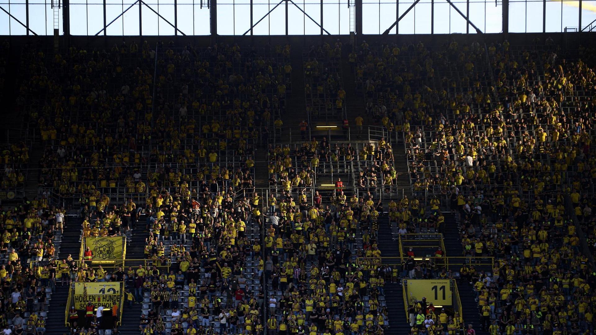 Die Südtribüne des BVB könnte bald wieder voll besetzt werden. Die Südtribüne des BVB könnte bald wieder voll besetzt werden.