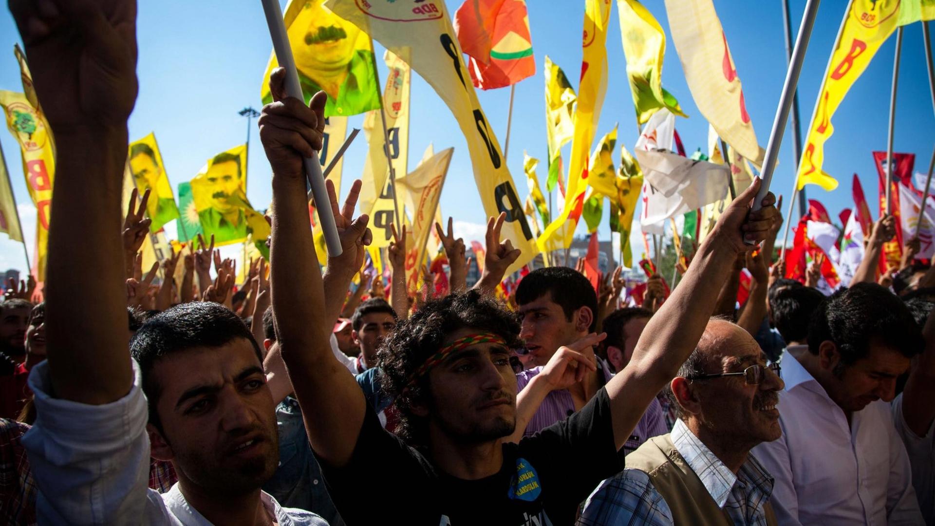 Istanbul 9. Juni 2013: Tausende Menschen protestieren gegen die Umgestaltung des Gezi-Parks Istanbul 9. Juni 2013: Tausende Menschen protestieren gegen die Umgestaltung des Gezi-Parks
