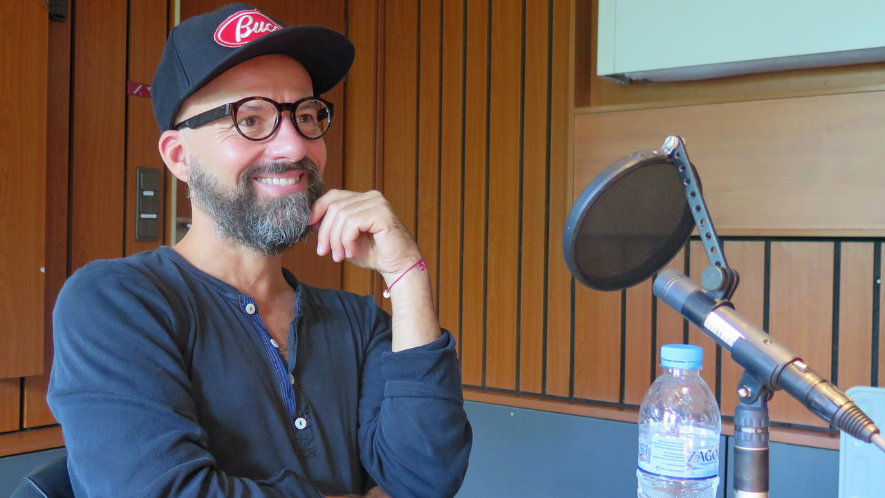 Der Musikproduzent und DJ Stefan Hantel, alias Shantel, im Studio des Deutschlandfunk Kultur. Der Musikproduzent und DJ Stefan Hantel, alias Shantel, im Studio des Deutschlandfunk Kultur.