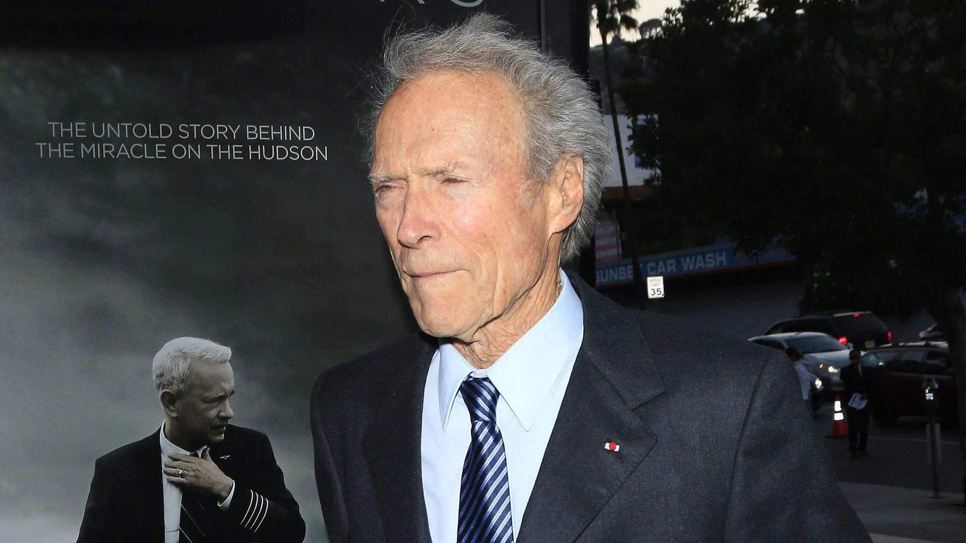 US-Regisseur und Schauspieler Clint Eastwood am 8. September 2016 in Hollywood auf dem Weg zu einer Vorführung von "Sully" US-Regisseur und Schauspieler Clint Eastwood am 8. September 2016 in Hollywood auf dem Weg zu einer Vorführung von "Sully"
