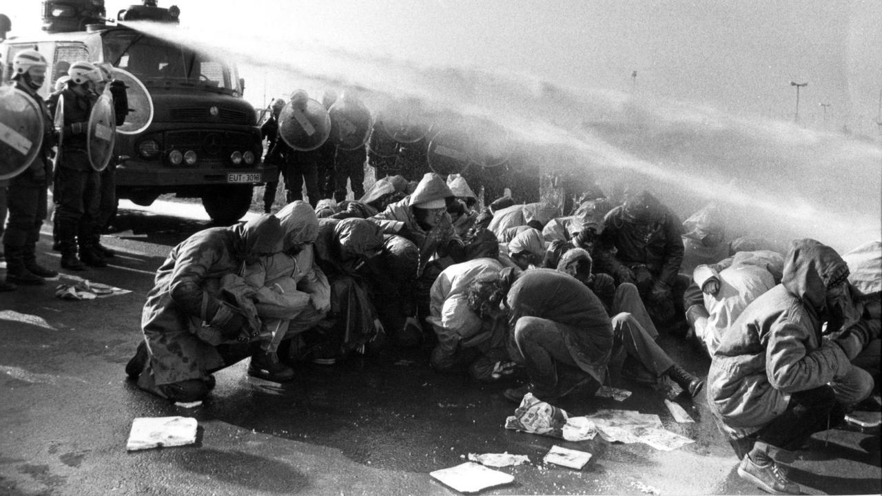 Mit einem Wasserwerfer versucht die Polizei die Blockade der Demonstranten aufzulösen, aufgenommen am 26. Februar 1981 in Brokdorf bei Protesten gegen das AKW Mit einem Wasserwerfer versucht die Polizei die Blockade der Demonstranten aufzulösen, aufgenommen am 26. Februar 1981 in Brokdorf bei Protesten gegen das AKW