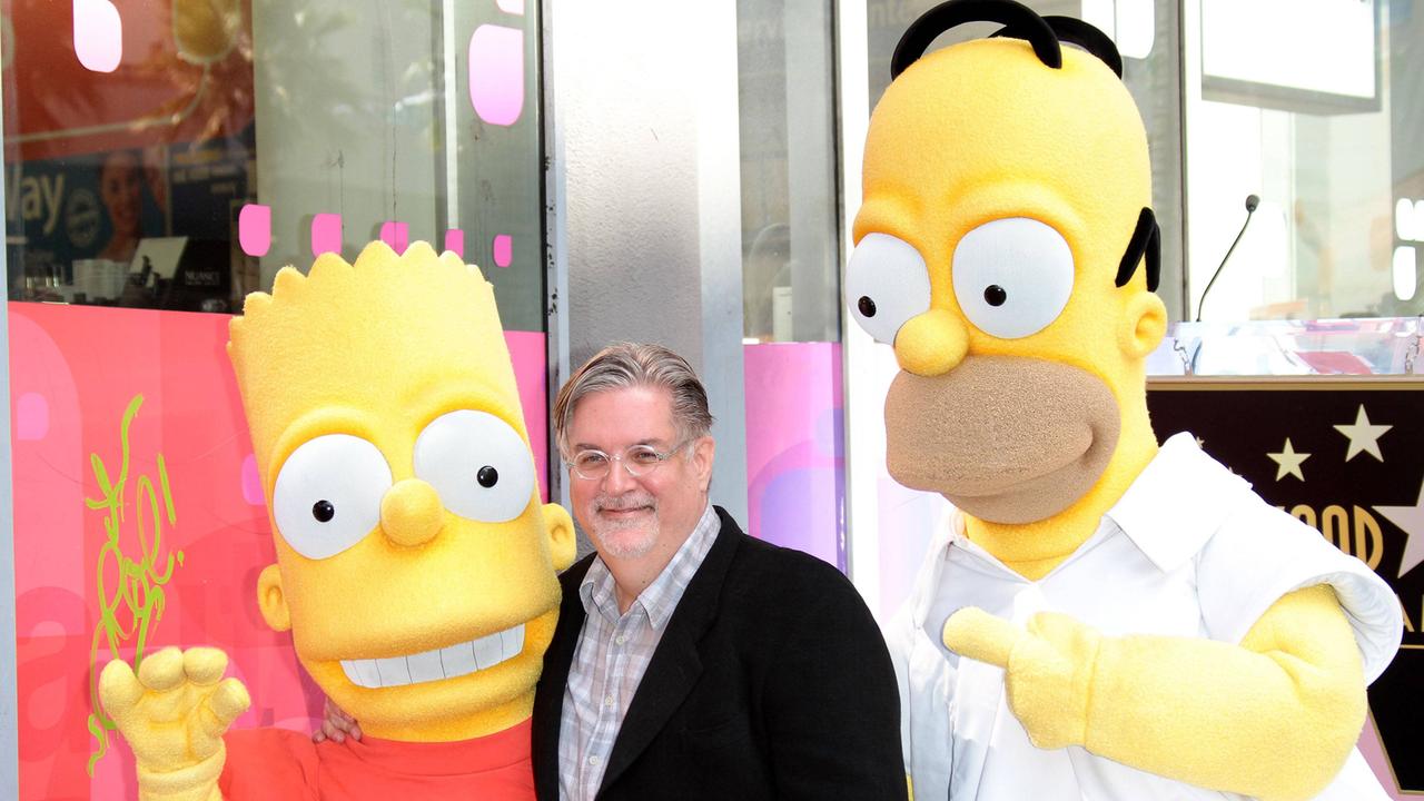 Simpsons-Erfinder Matt Groening (M.) mit den beiden Simpsons-Charakteren Bart (l.) und Homer (r.) im Jahr 2012 bei der Ehrung mit einem Stern auf dem Walk of Fame. Simpsons-Erfinder Matt Groening (M.) mit den beiden Simpsons-Charakteren Bart (l.) und Homer (r.) im Jahr 2012 bei der Ehrung mit einem Stern auf dem Walk of Fame.