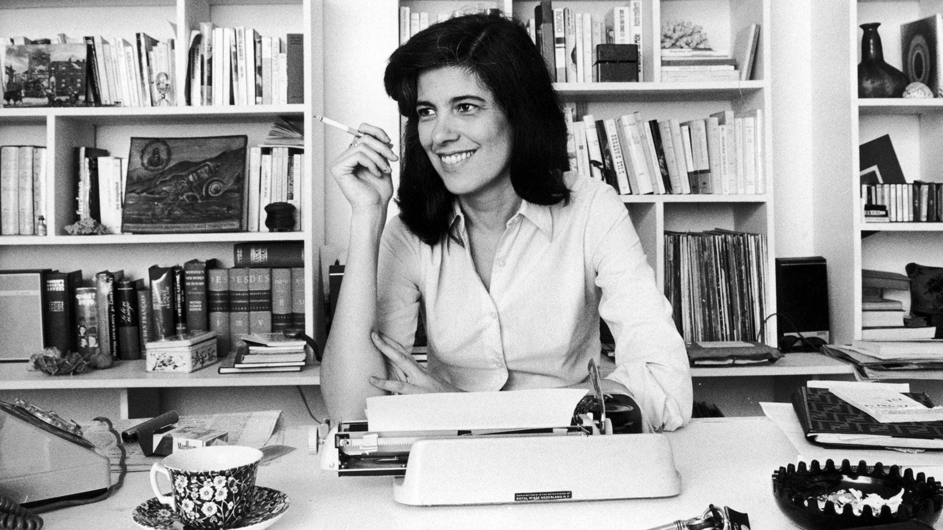 Historische Aufnahme der amerikanischen Schriftstellerin und Philosophion Susan Sontag in ihrem Arbeitszimmer, November 1972. Historische Aufnahme der amerikanischen Schriftstellerin und Philosophion Susan Sontag in ihrem Arbeitszimmer, November 1972.