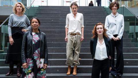 Von links nach rechts: Maria Furtwängler, Janina Kugel, Katja Kraus, Nora Bossong und Jutta Allmendinger stehen für ein Gruppenbild zusammen. Sie werben mit der #Ichwill-Kampagne für Gleichberechtigung. Das Foto wurde im Oktober 2020 in Berlin aufgenommen.